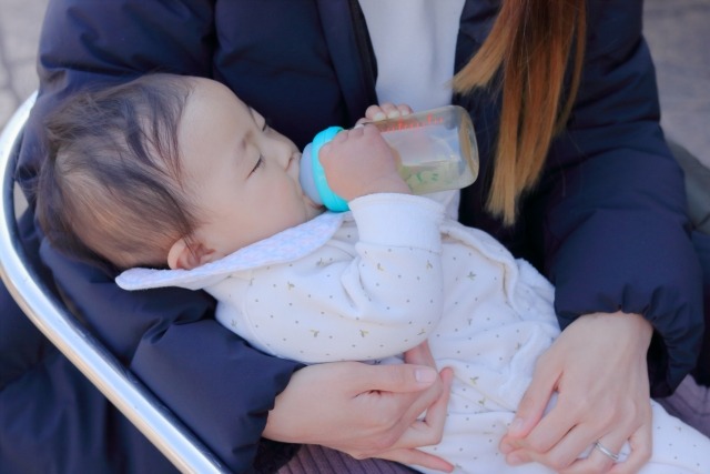 母乳育児 vs ミルク育児—どちらの方が夜泣きが多い？